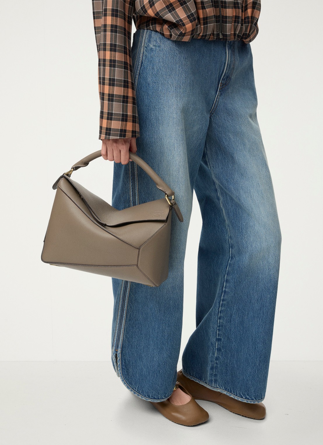 LOEWE Puzzle Edge Medium handtas van kalfsleer - voorkant 2 taupe