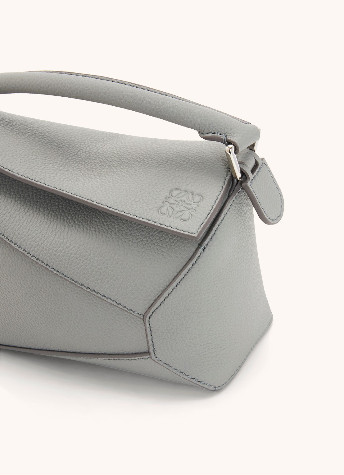 LOEWE Puzzle Edge Mini handtas van kalfsleer - detail 2 lichtgrijs