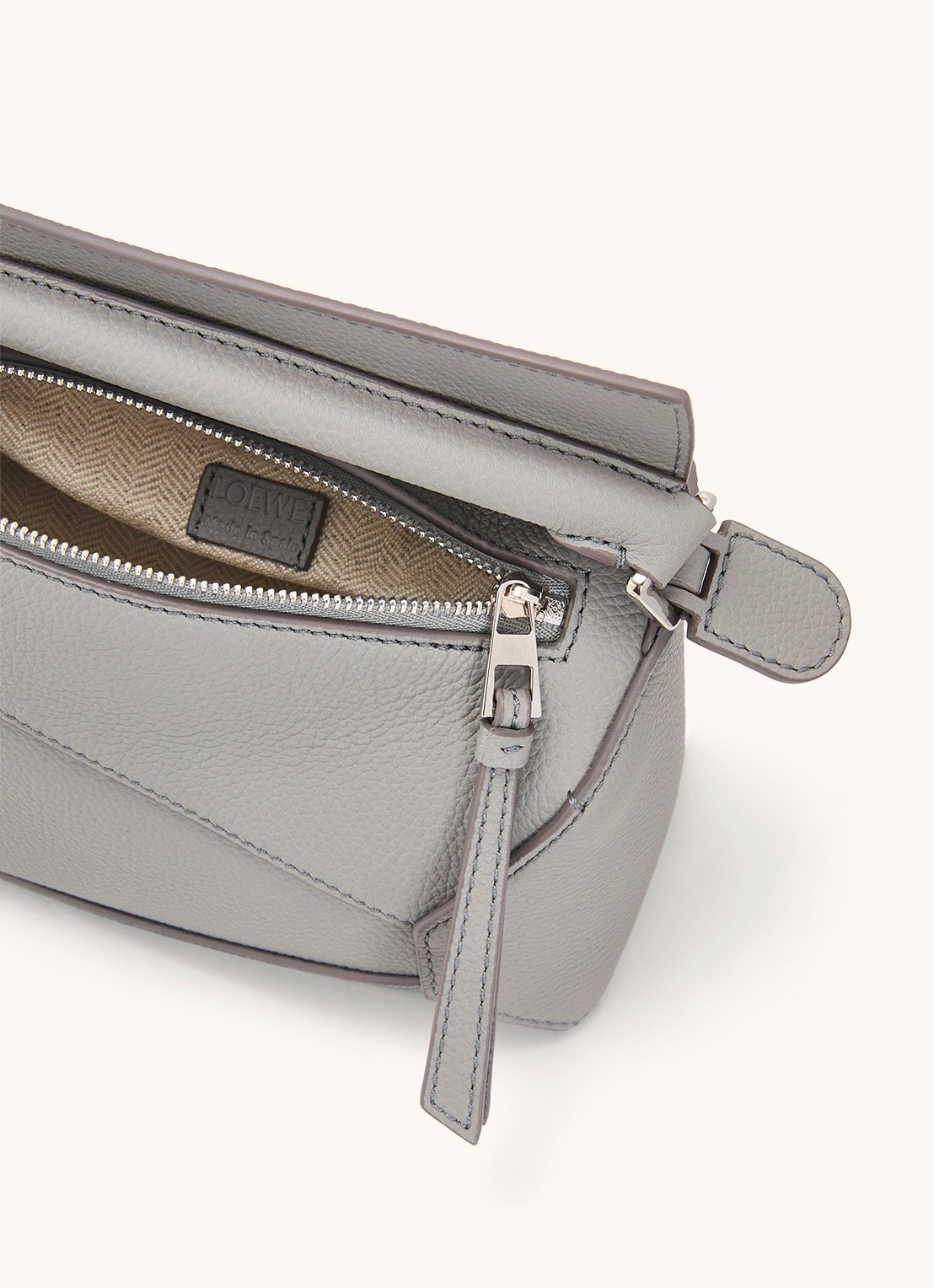 LOEWE Puzzle Edge Mini handtas van kalfsleer - detail 5 lichtgrijs