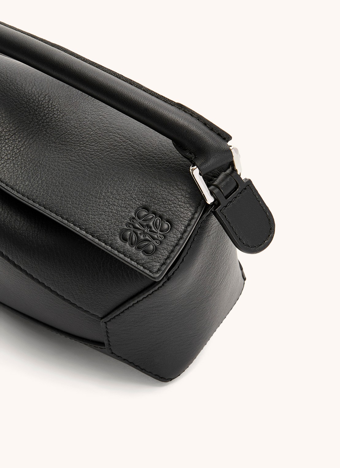 LOEWE Puzzle Edge Mini handtas van kalfsleer - detail 4 zwart