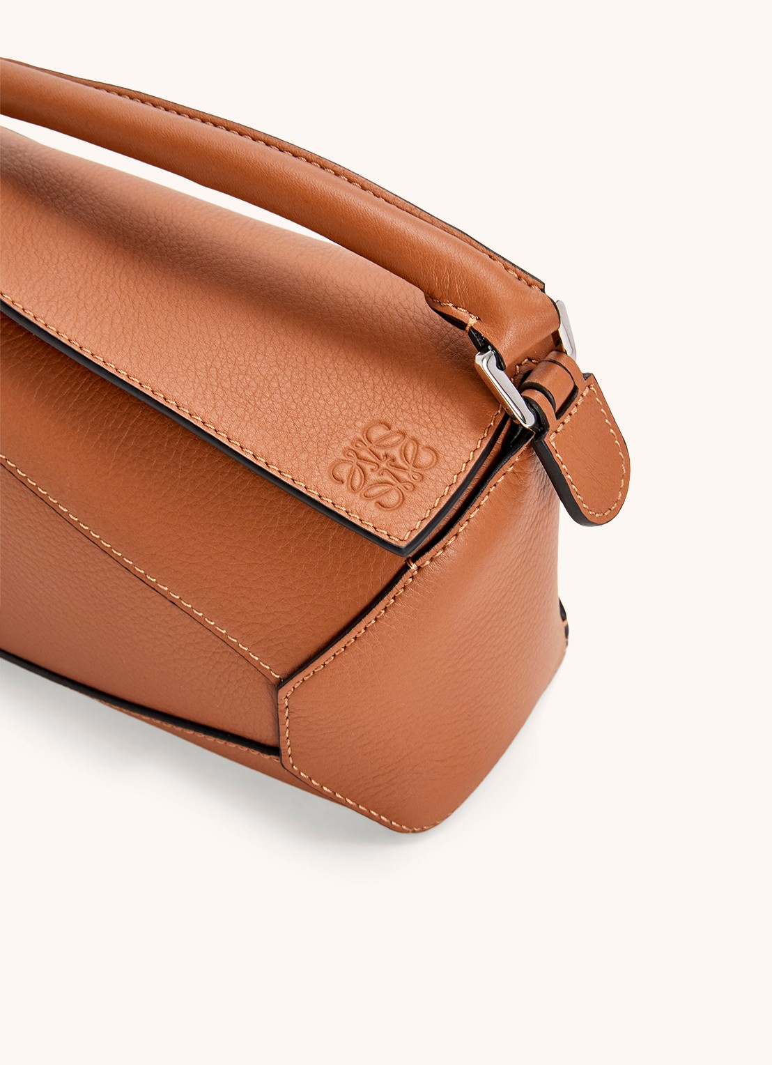 LOEWE Puzzle Edge Mini handtas van kalfsleer - detail 8 lichtbruin