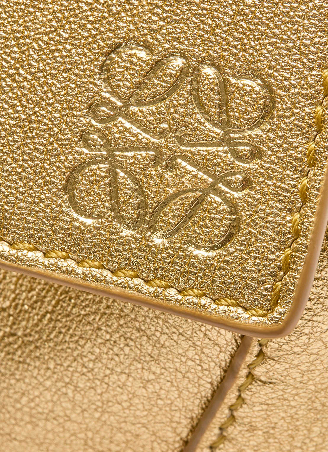 LOEWE Puzzle Edge Mini handtas van lamsleer met metallic finish - detail 5 goud
