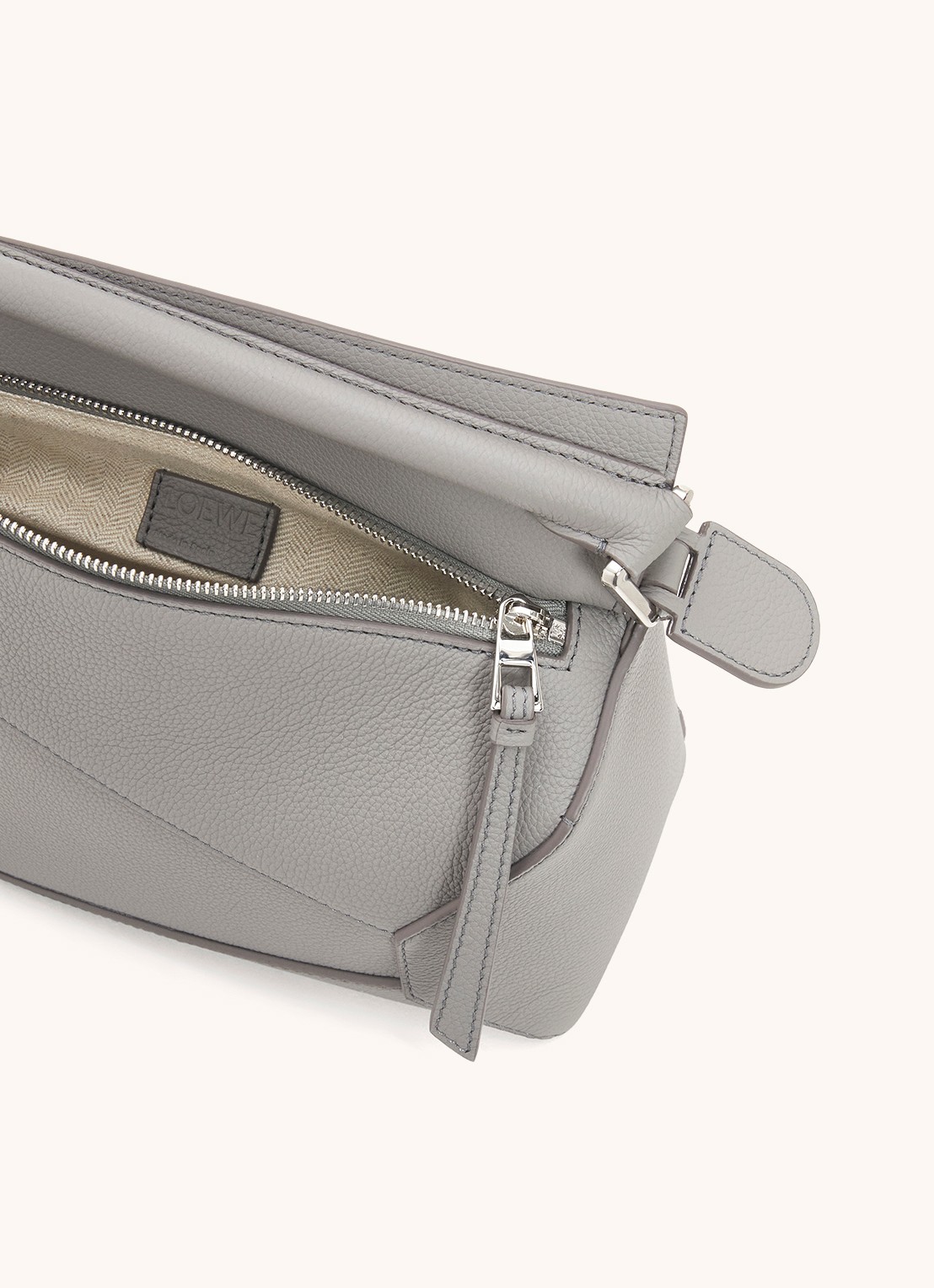 LOEWE Puzzle Edge Small handtas van kalfsleer - detail 5 lichtgrijs