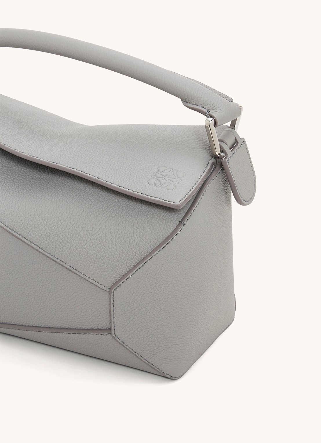 LOEWE Puzzle Edge Small handtas van kalfsleer - detail 6 lichtgrijs
