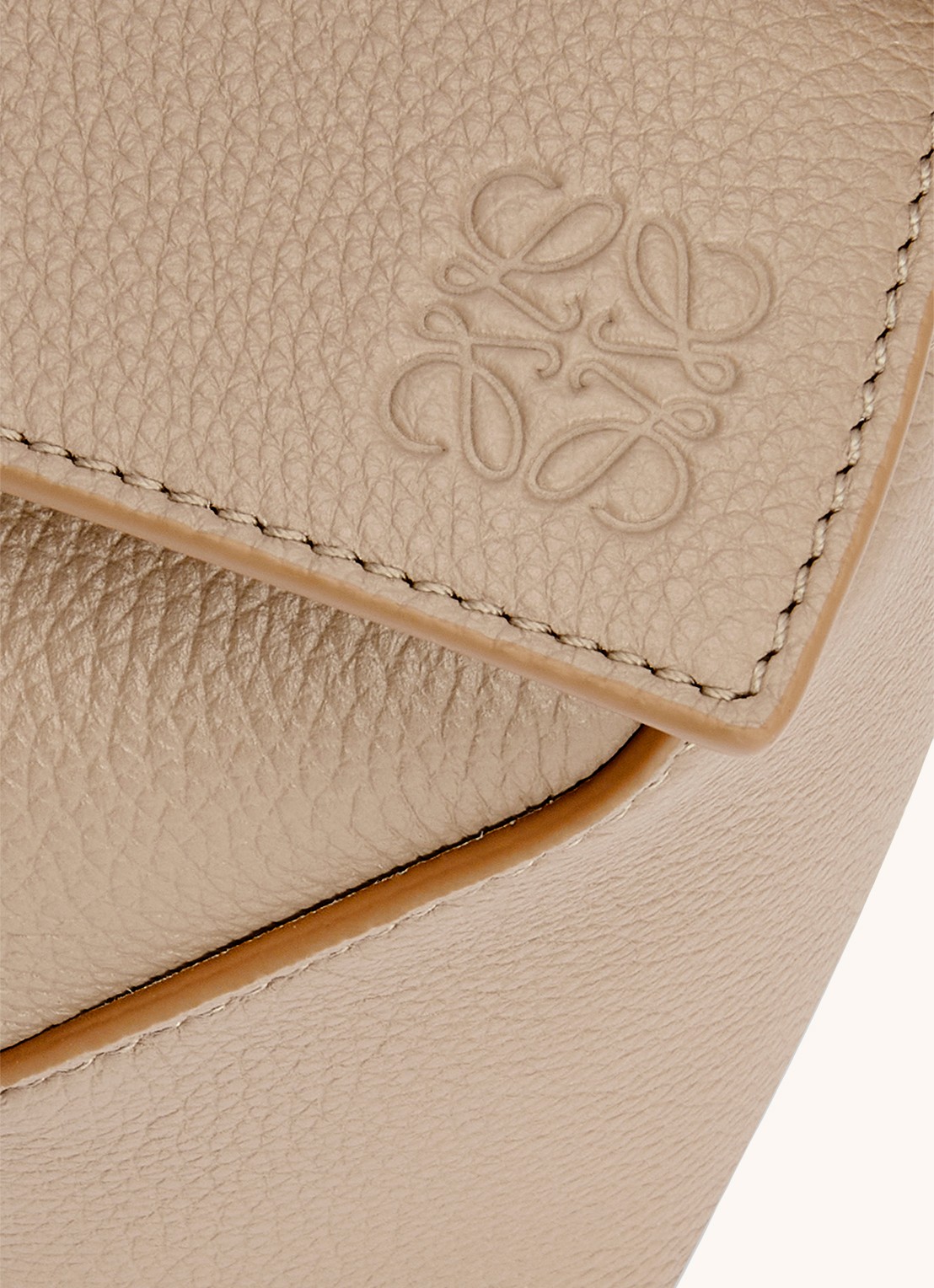 LOEWE Puzzle Edge Small handtas van kalfsleer - detail 5 zand