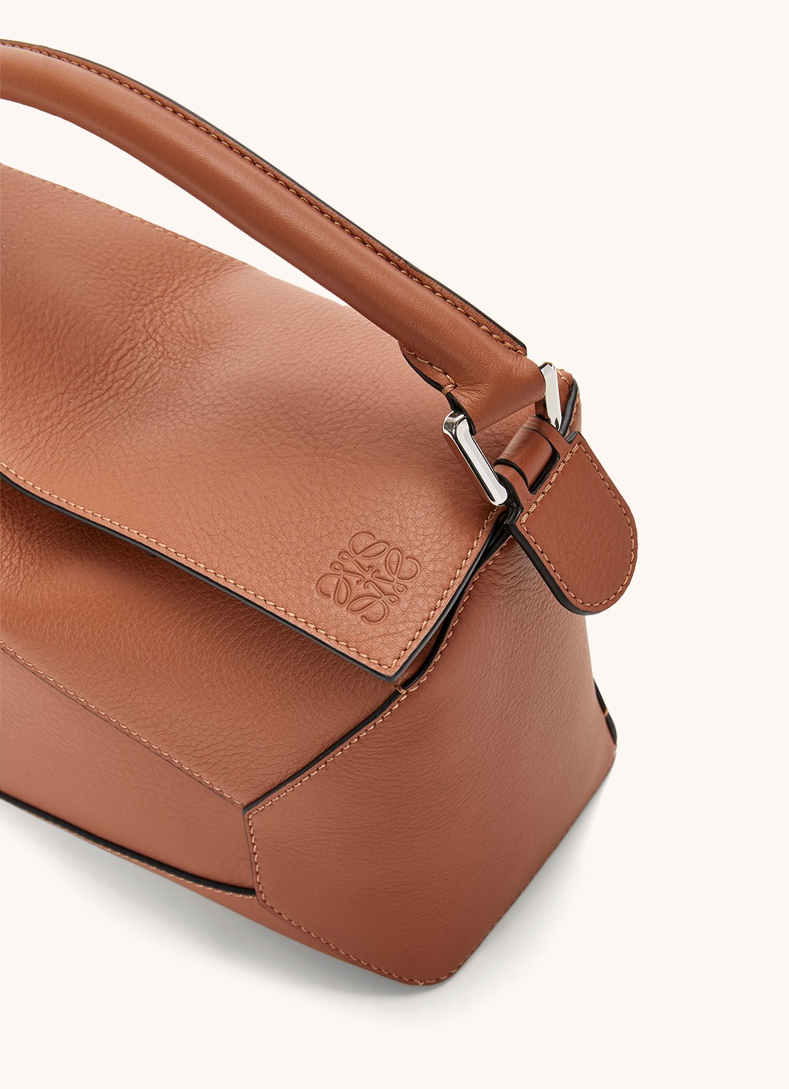 LOEWE Puzzle Edge Small handtas van kalfsleer - detail 4 lichtbruin