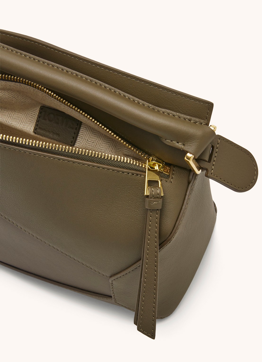 LOEWE Puzzle Edge Small handtas van kalfsleer - detail 7 bronsgroen