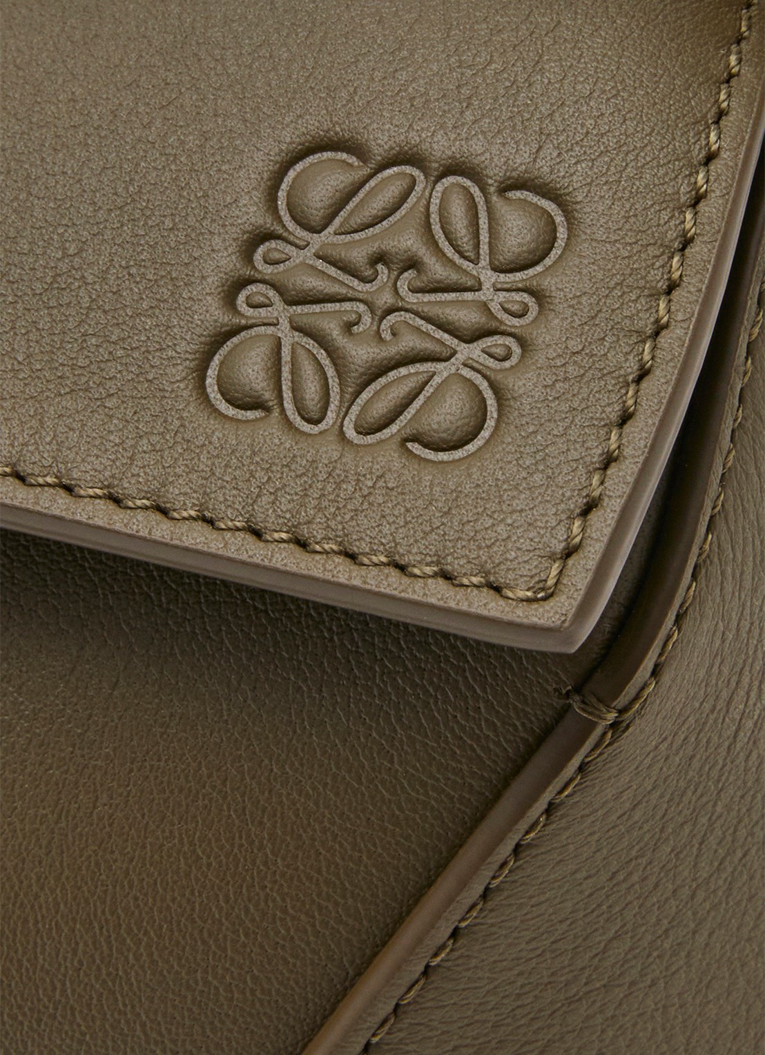 LOEWE Puzzle Edge Small handtas van kalfsleer - detail 8 bronsgroen