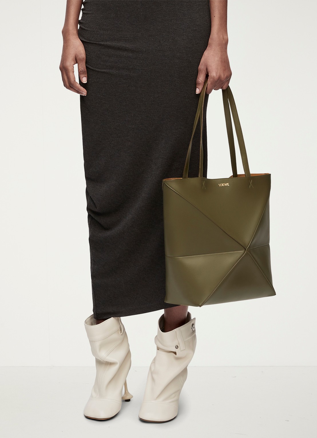 LOEWE Puzzle Fold Medium shopper van kalfsleer - voorkant 2 bronsgroen