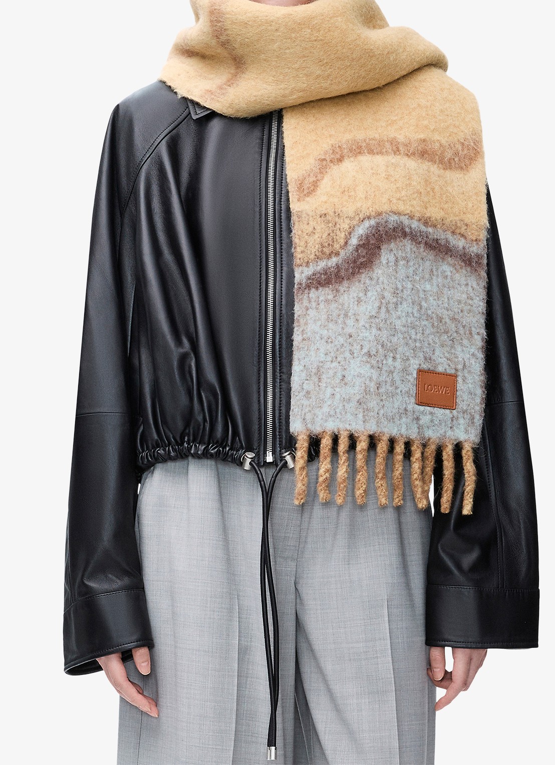 LOEWE Sjaal in alpaca wolblend met print 185 x 23 cm - voorkant 2 camel