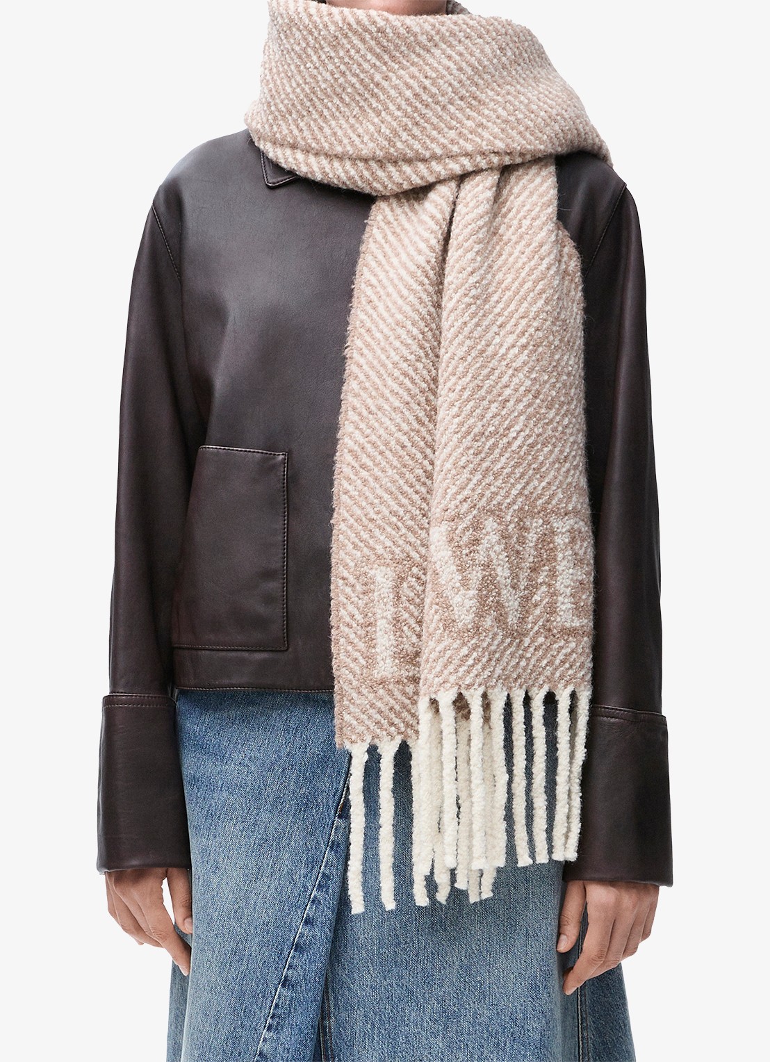 LOEWE Sjaal van bouclé met logo 184 x 47 cm - voorkant 2 beige