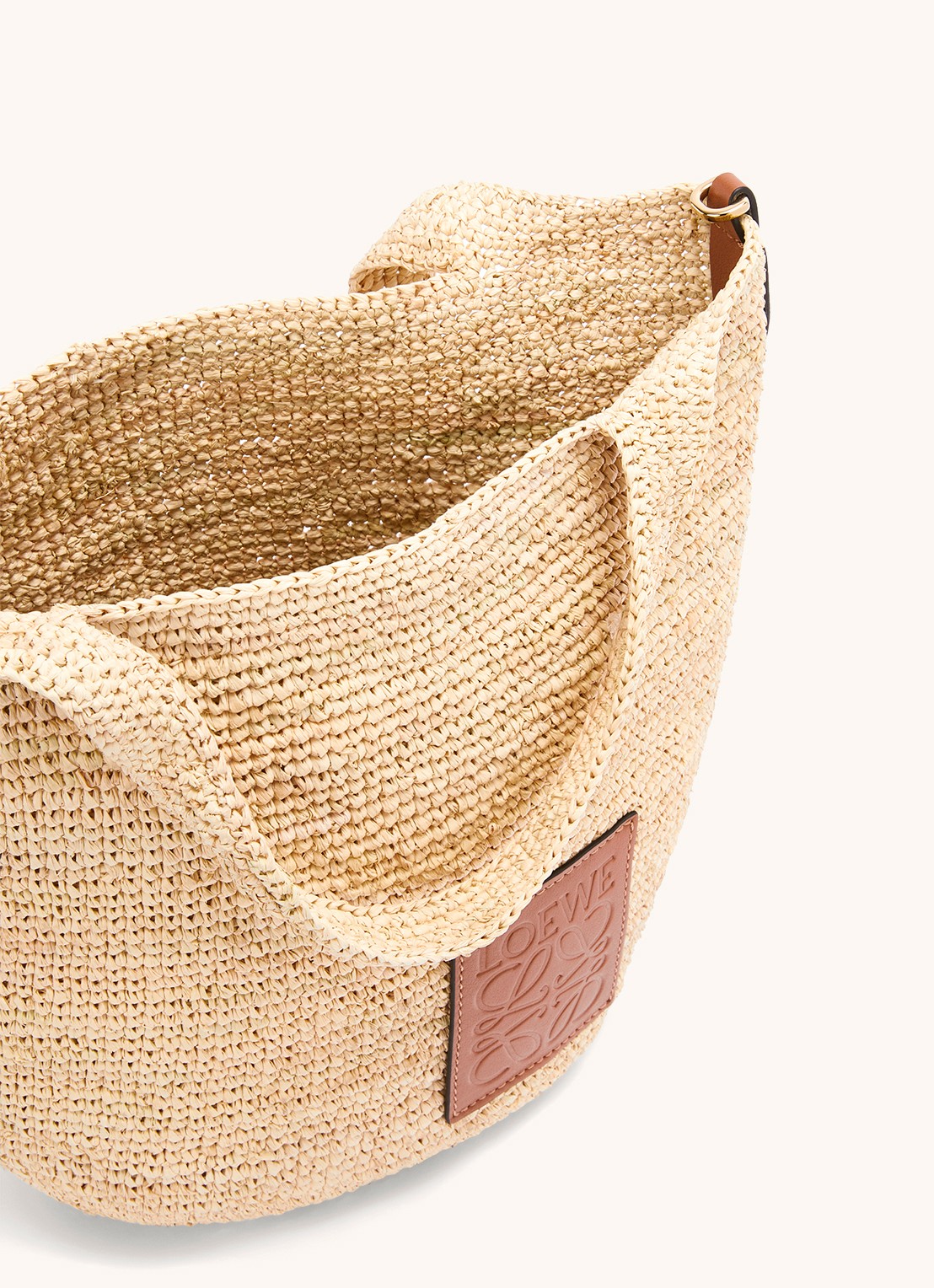 LOEWE Slit schoudertas van raffia met kalfsleren details - detail 2 camel