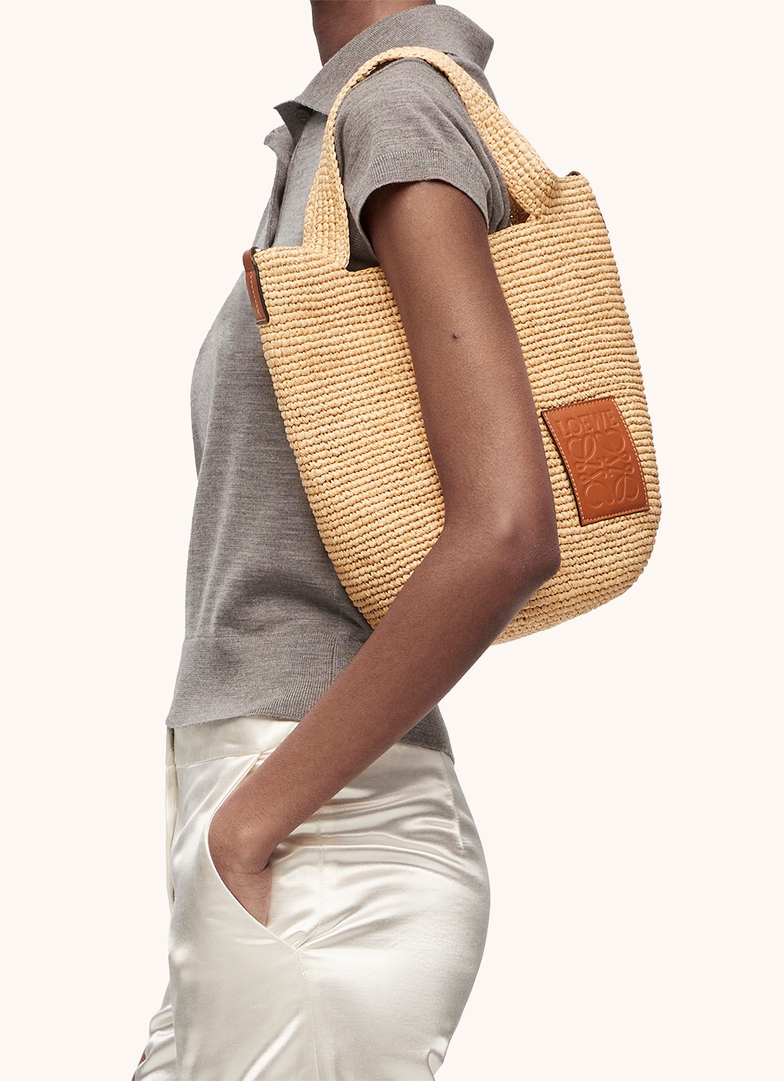 LOEWE Slit schoudertas van raffia met kalfsleren details - detail 4 camel
