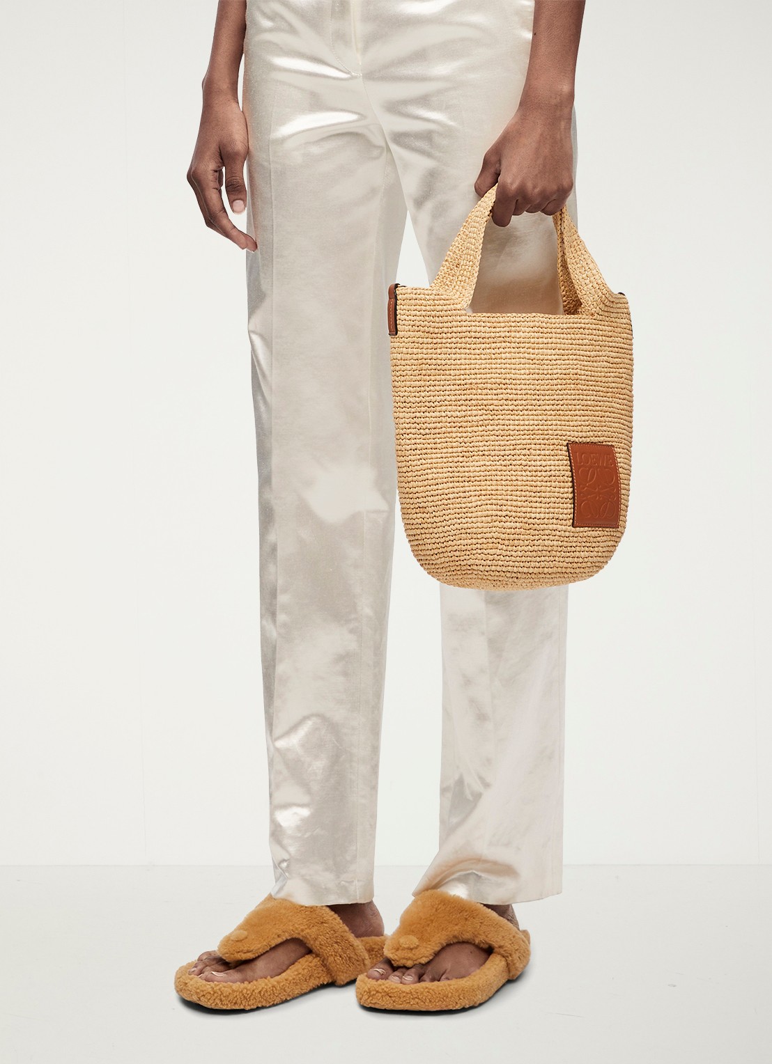 LOEWE Slit schoudertas van raffia met kalfsleren details - voorkant 6 camel