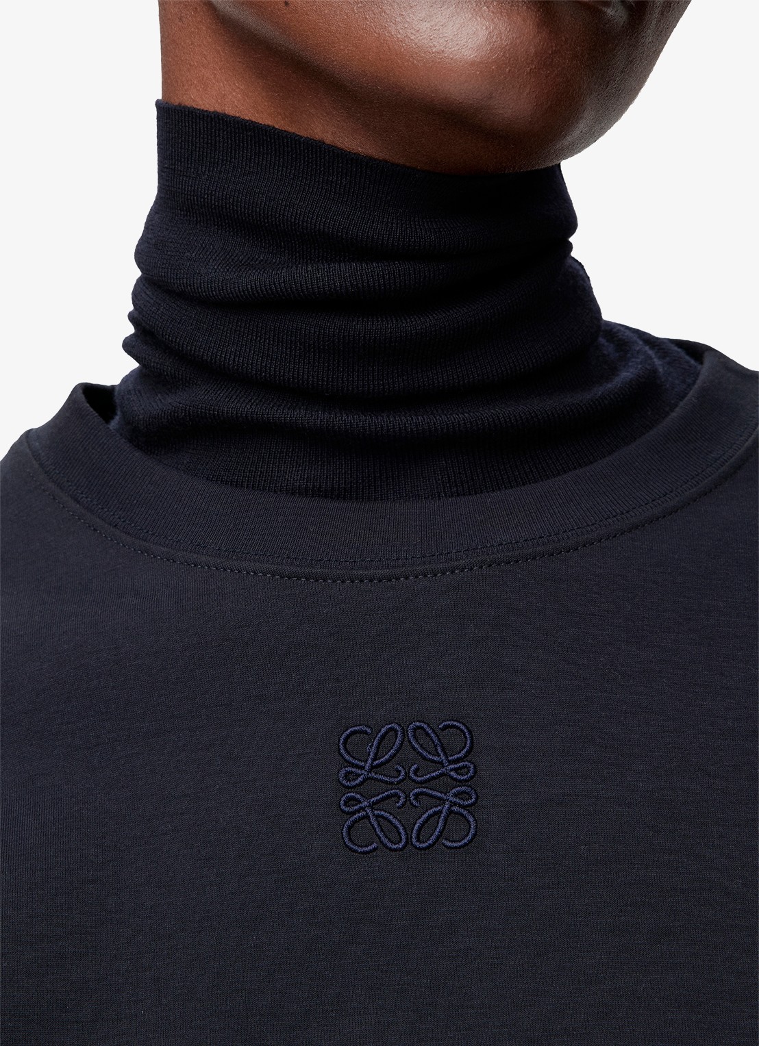 LOEWE T-shirt met logoborduring en asymmetrische zoom - detail 3 donkerblauw