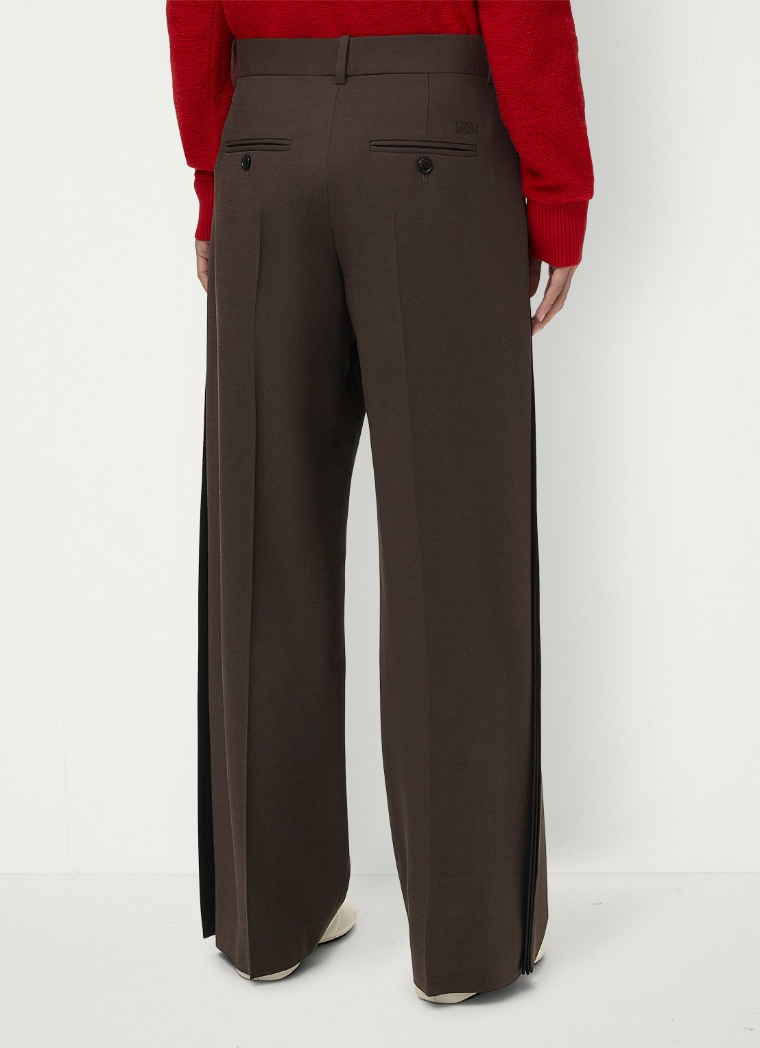 LOEWE Wide fit pantalon in wolblend met persplooi - achterkant 5 bruin
