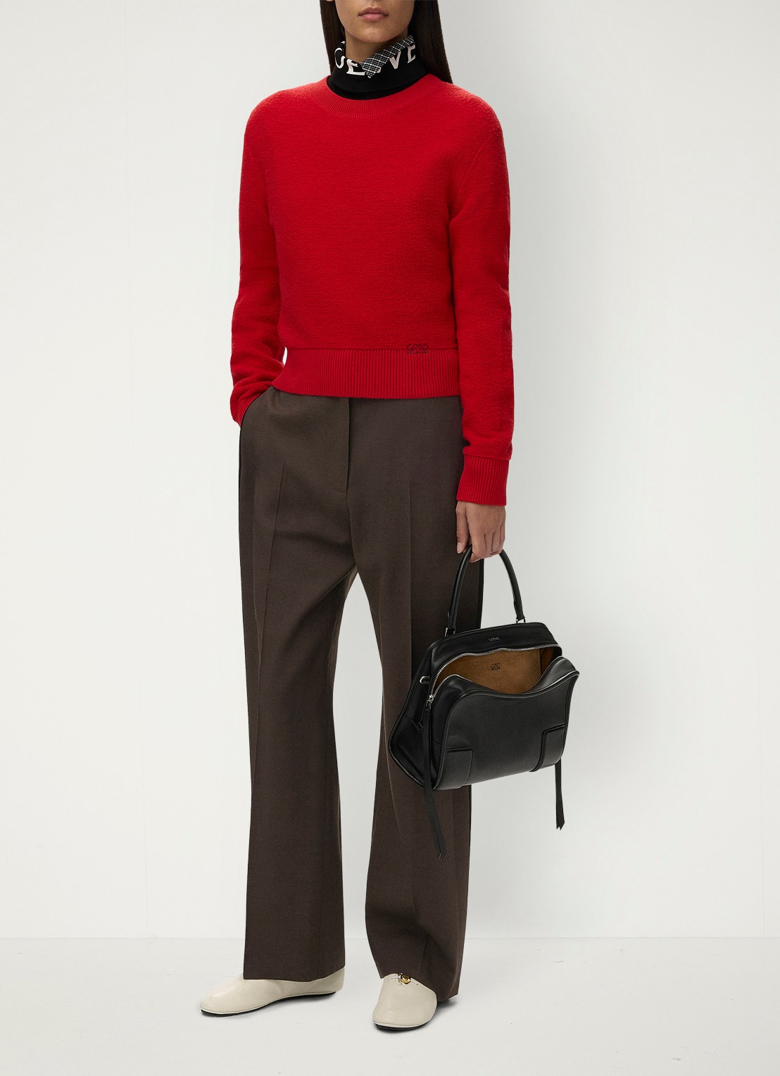 LOEWE Wide fit pantalon in wolblend met persplooi - voorkant 2 bruin
