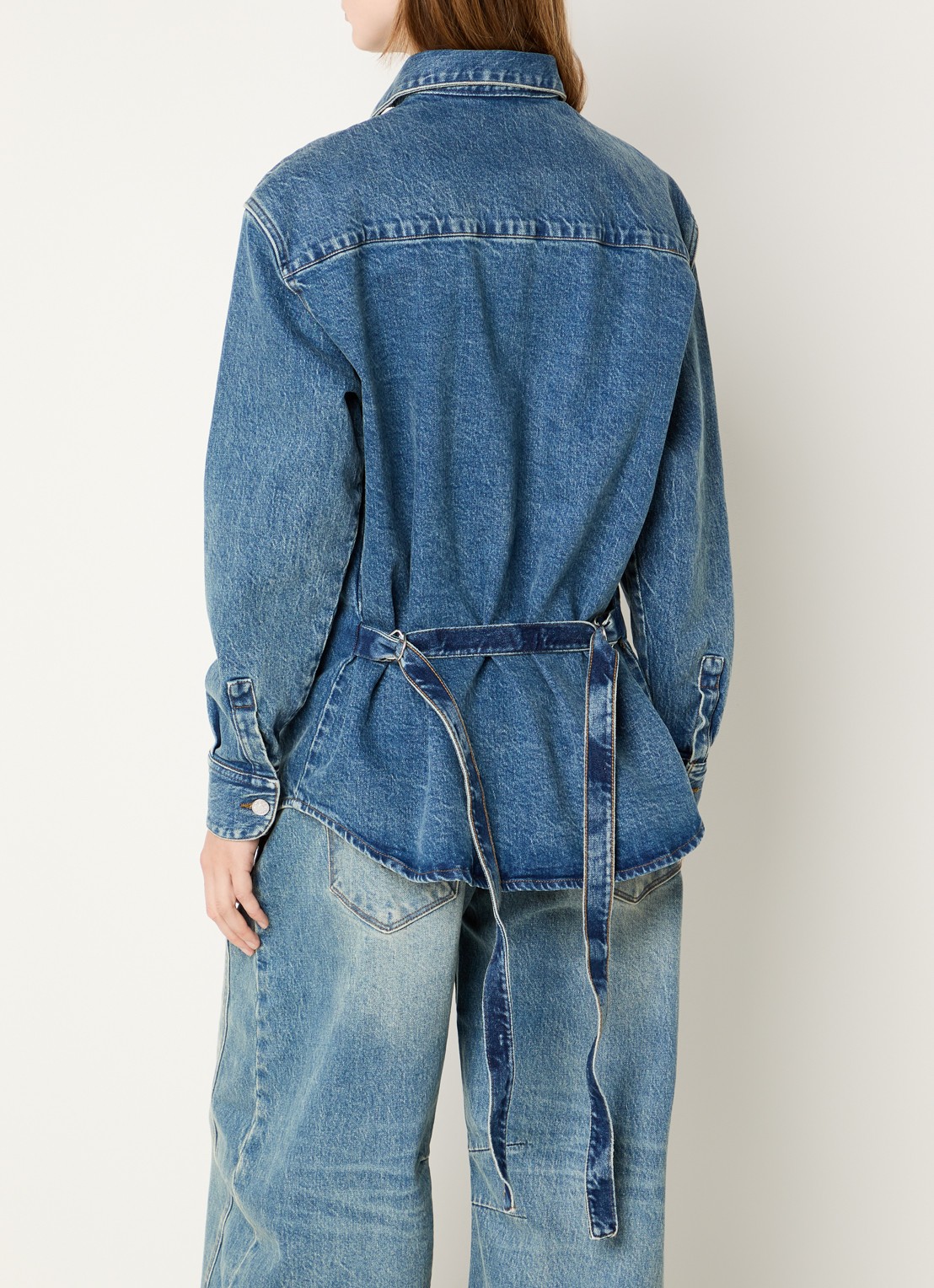 Lois Lea blouse van denim met ceintuur en medium wassing - achterkant jeans
