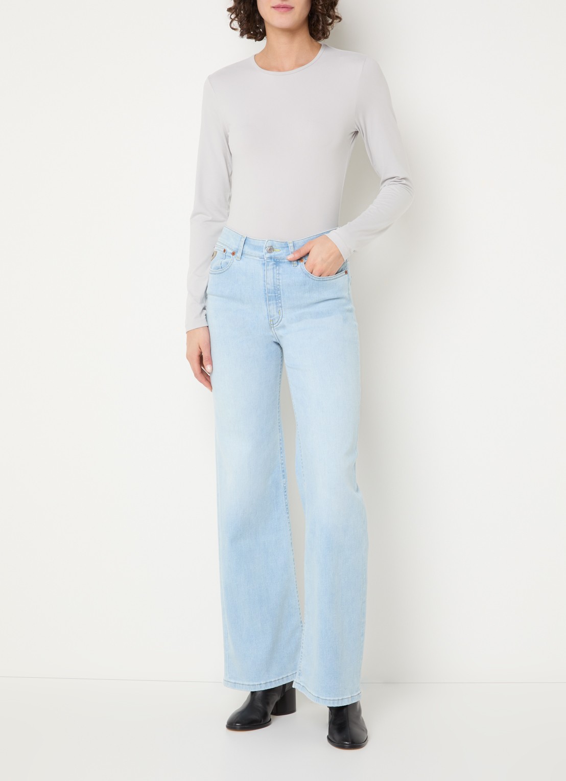 Lois Palazzo high waist flared fit jeans met medium wassing - voorkant 2 lichtblauw