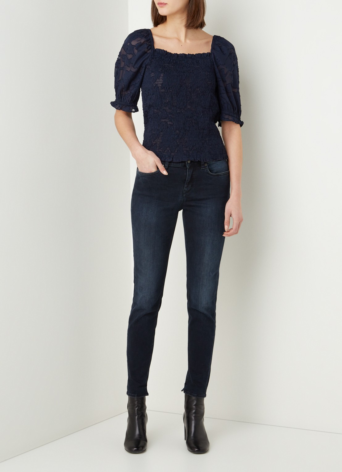 Lollys Laundry Honey top met smockwerk en burn-out dessin - voorkant 2 donkerblauw