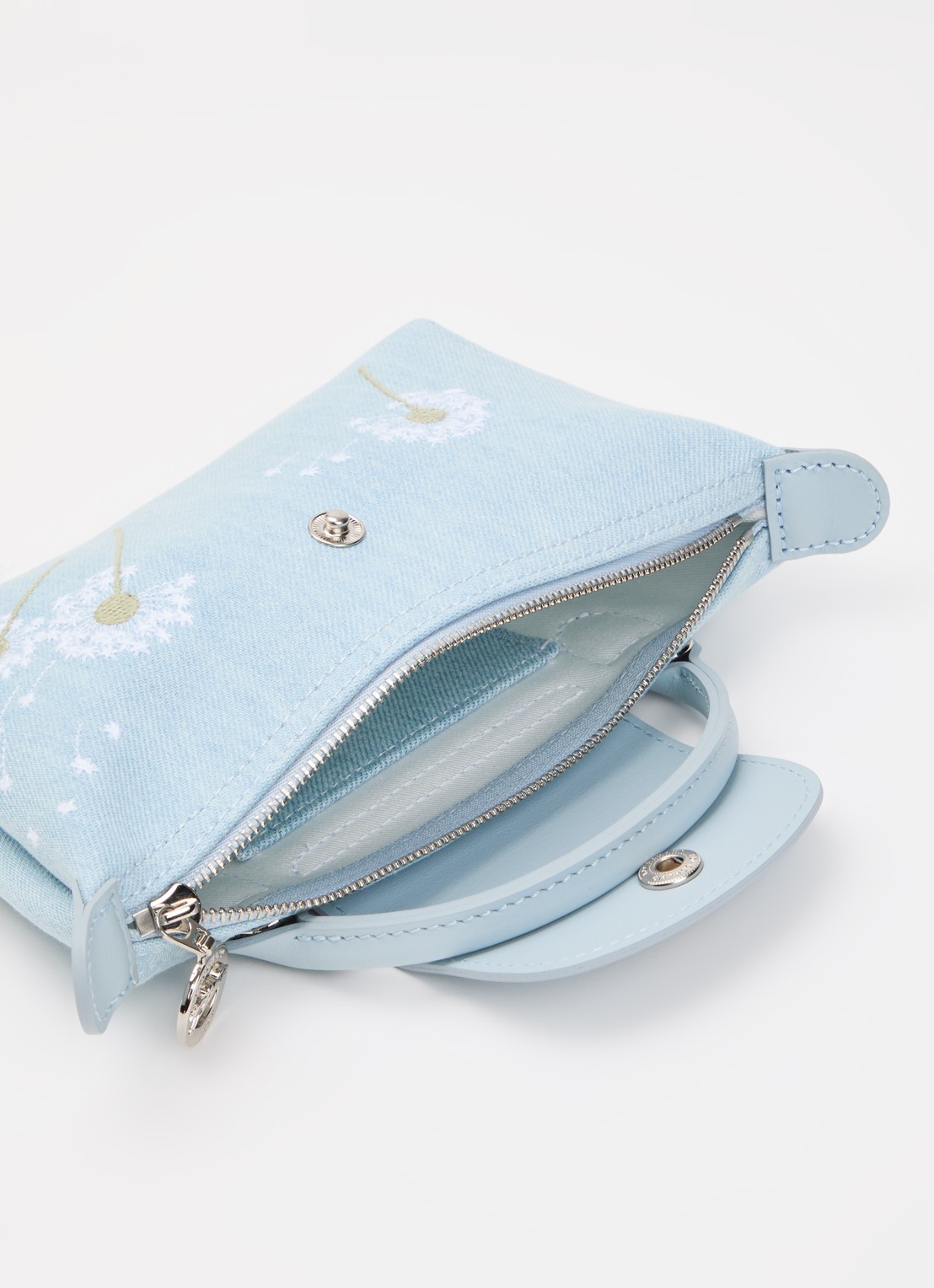 Longchamp Le Pliage Collection clutch XS van denim met bloemborduring - detail 3 lichtblauw