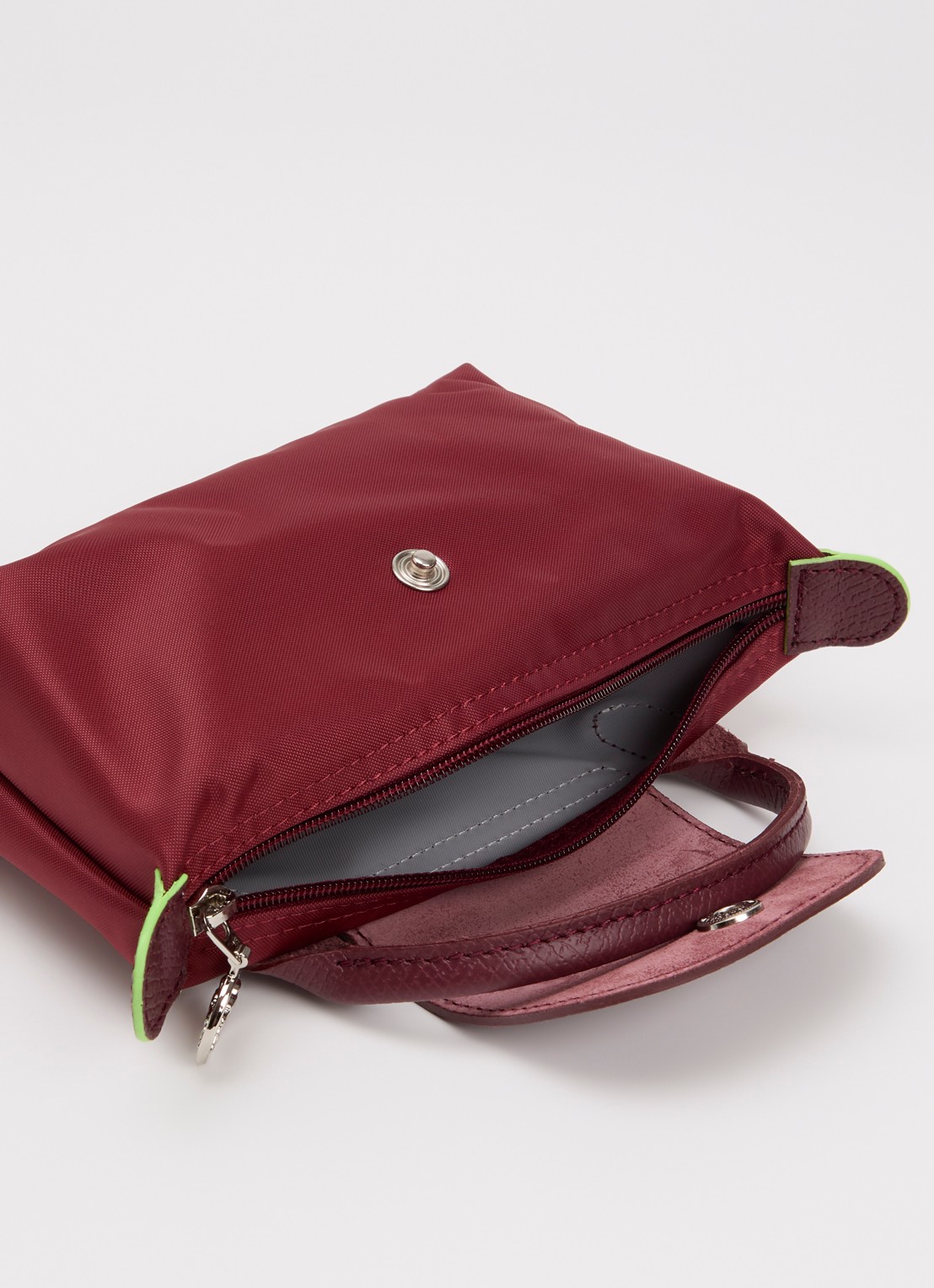 Longchamp Le Pliage Green handtas met leren details - detail bordeauxrood