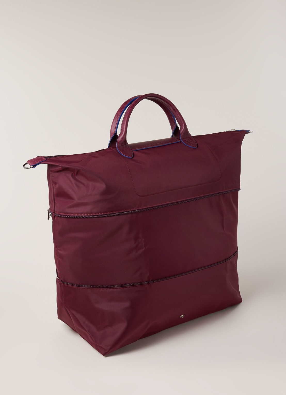 Longchamp Le Pliage reistas in maat verstelbaar - detail aubergine