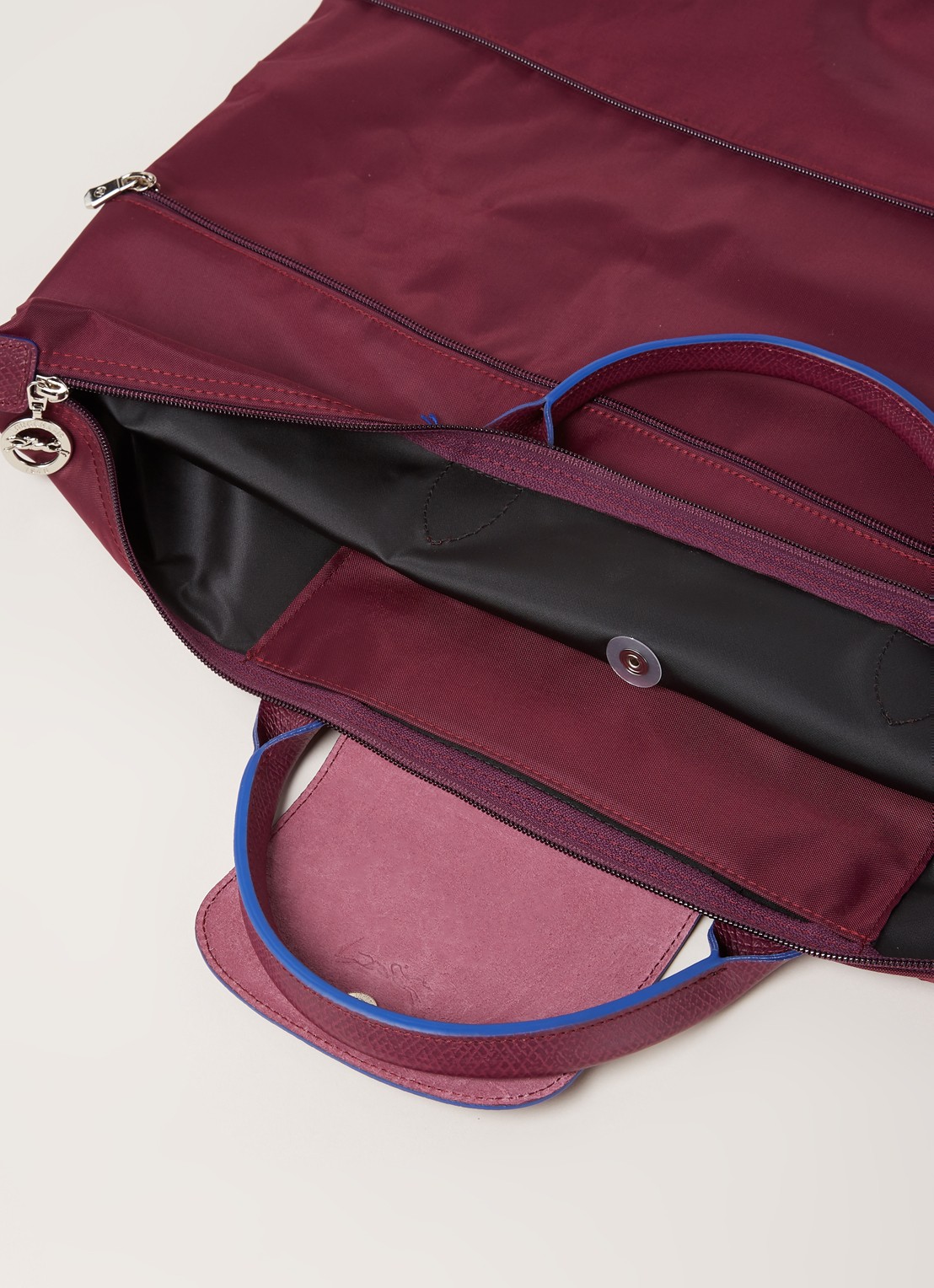 Longchamp Le Pliage reistas in maat verstelbaar - detail 2 aubergine