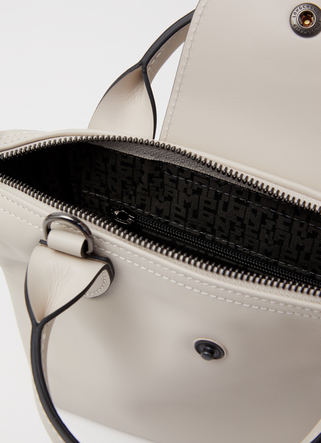 Longchamp Le Pliage Xtra XS handtas van leer - detail 2 lichtgrijs