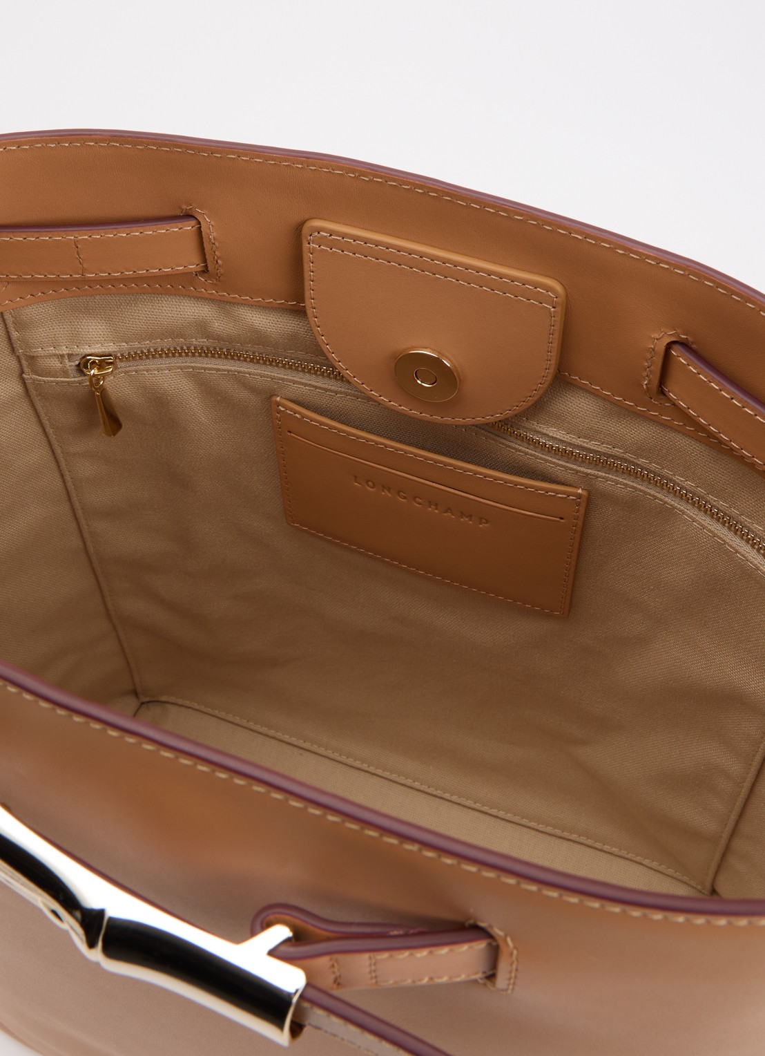 Longchamp Le Smart schoudertas van kalfsleer met verstelbare schouderriem - detail camel