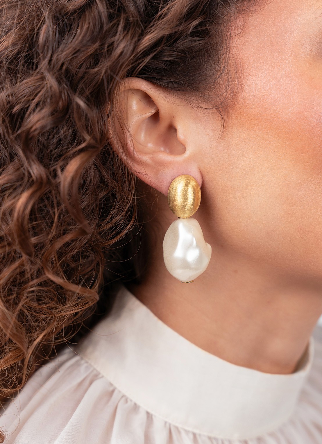 LOTT. gioielli Irregular Stone L Bailey oorstekers - voorkant 2 parelmoer