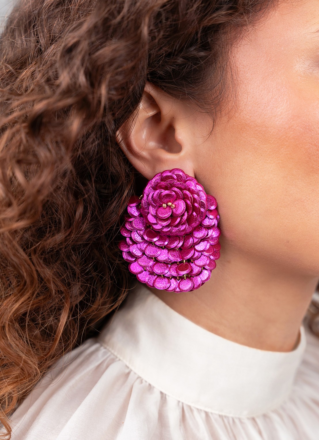 LOTT. gioielli Sequin Fan-Shaped Flower L oorstekers  - voorkant 3 fuchsia