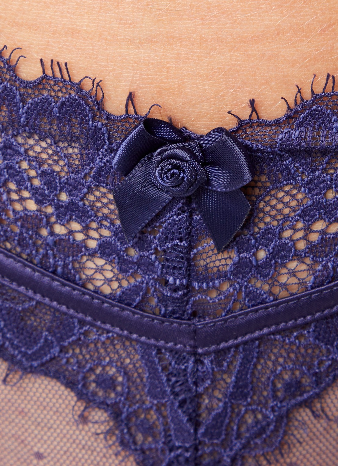 Lounge Cassandra jarretels en slip van mesh met bloemborduring - detail 5 donkerblauw