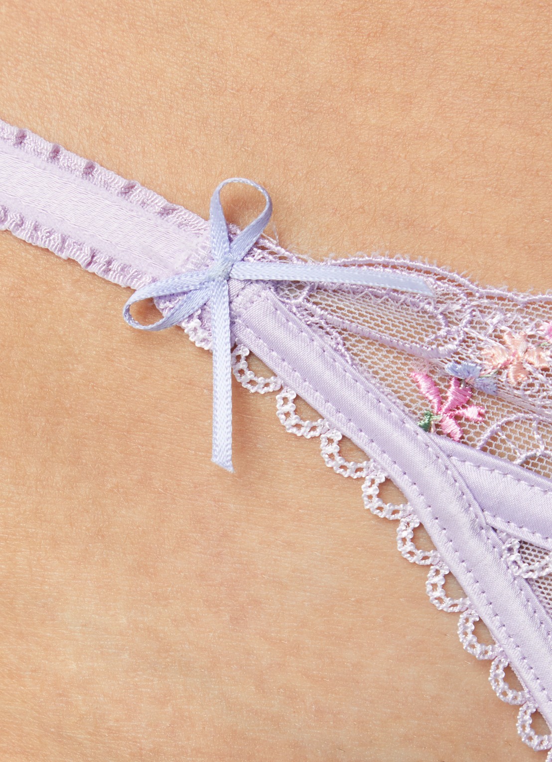 Lounge Junia string van satijn met mesh en bloemborduring - detail 5 lila