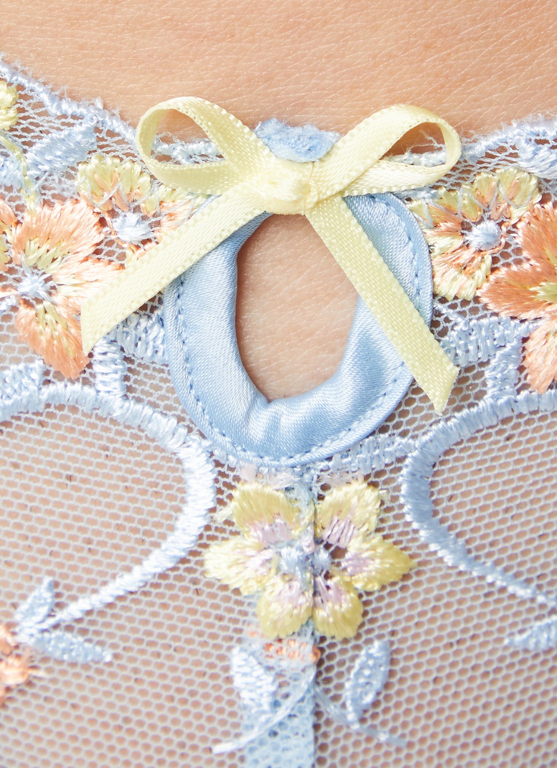 Lounge Lyra string van mesh met bloemborduring en volant - detail 4 lichtblauw