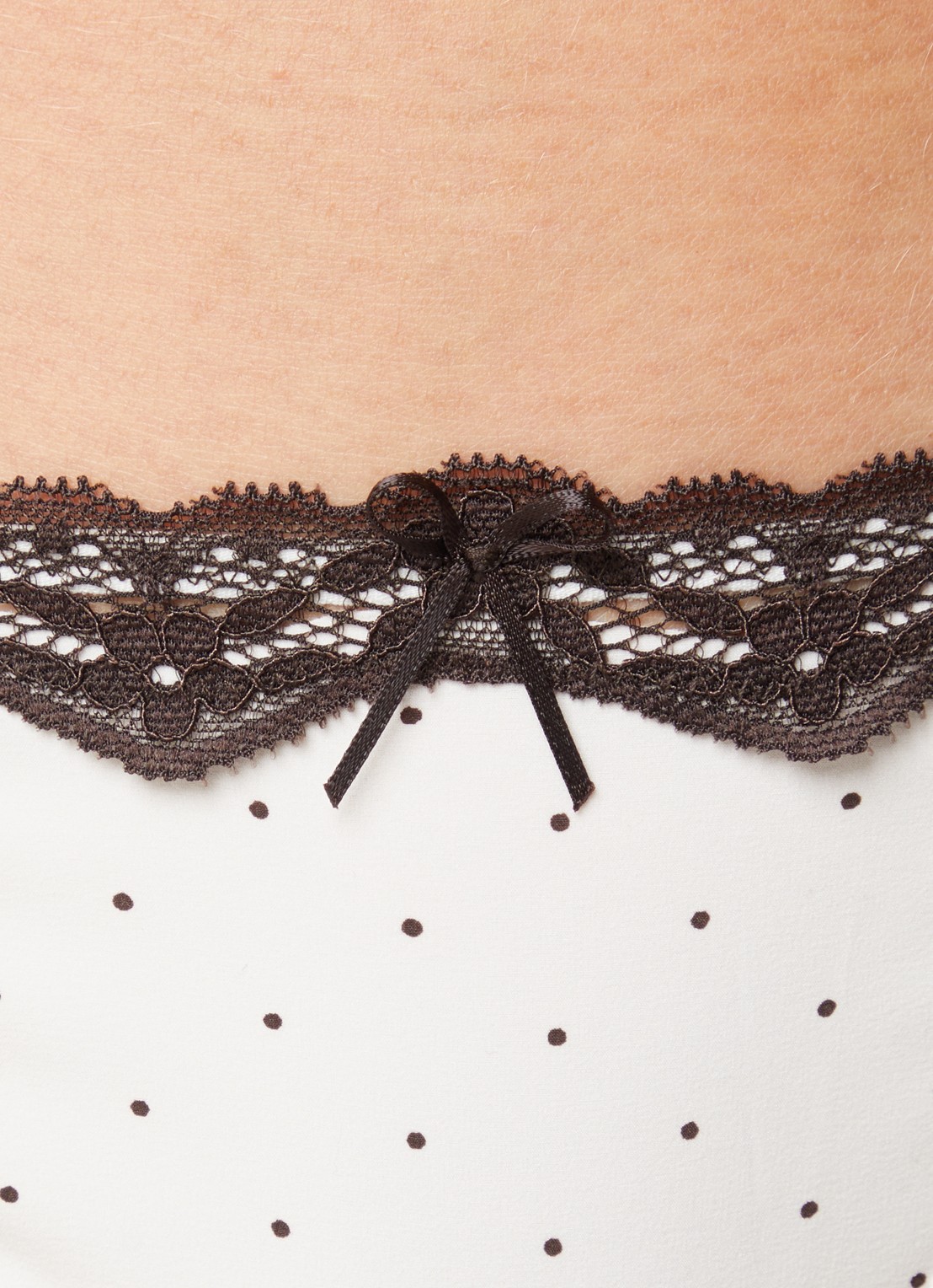 Lounge Reve string met stippenprint en kant - detail 4 ivoor