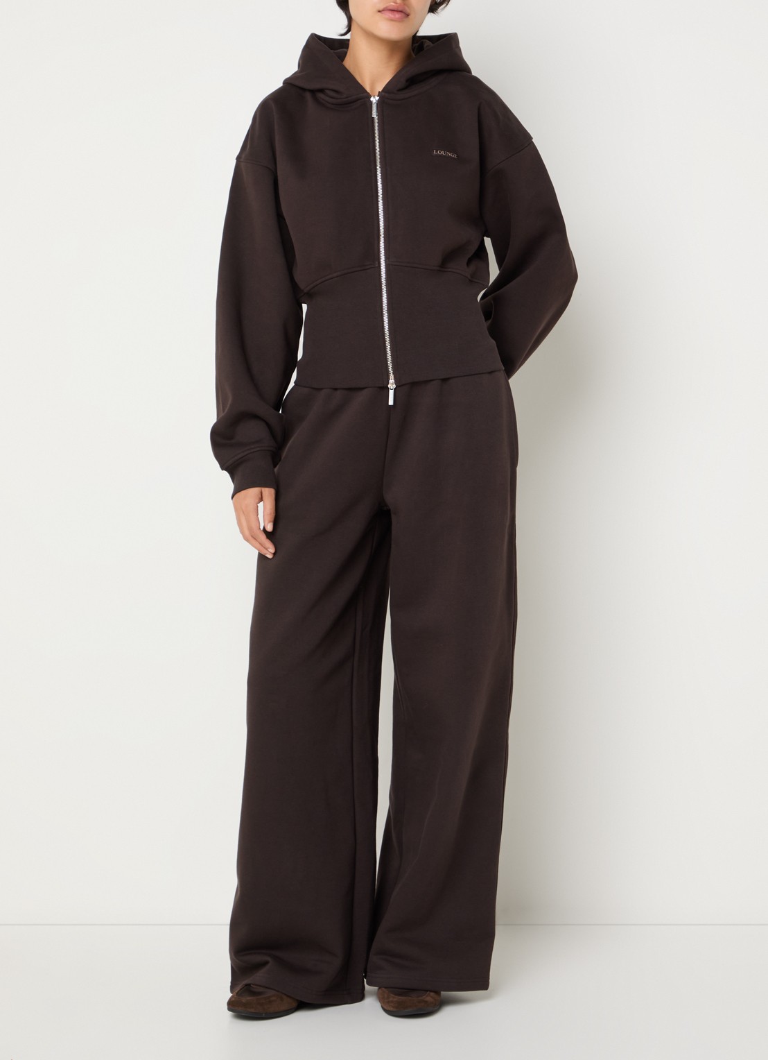 Lounge Sweatvest met logo en capuchon - voorkant 5 chocoladebruin