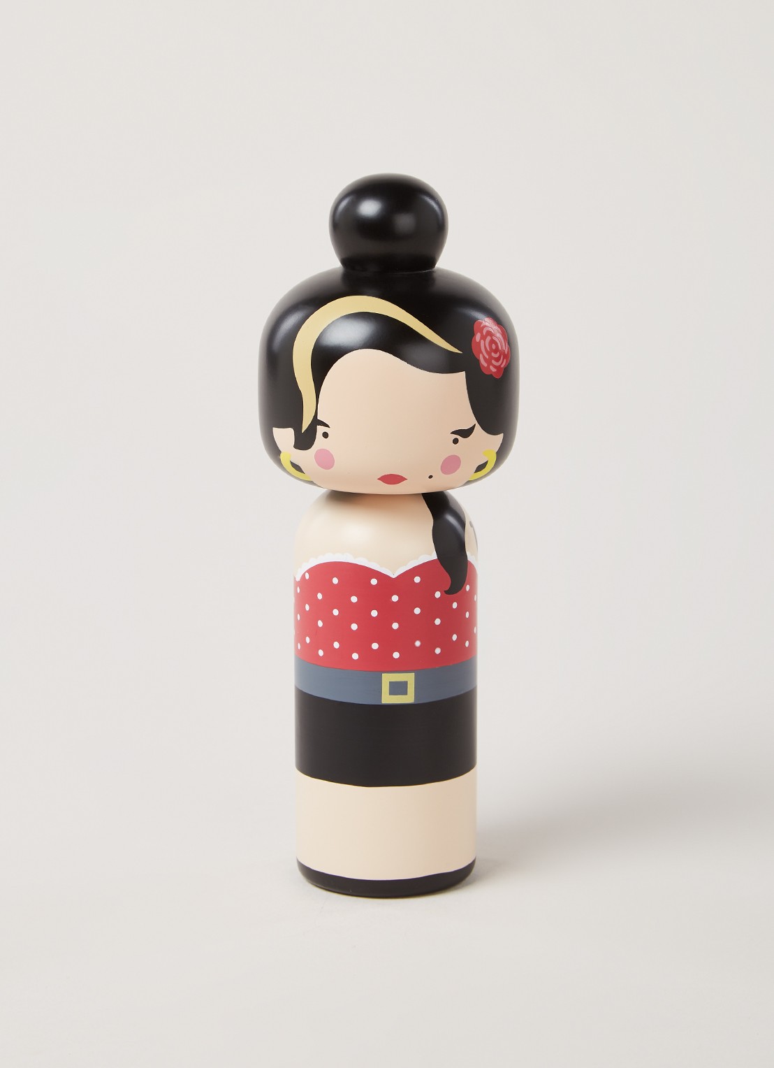 Lucie Kaas Amy Winehouse Kokeshi Doll 14,5 cm - voorkant 2 steenrood