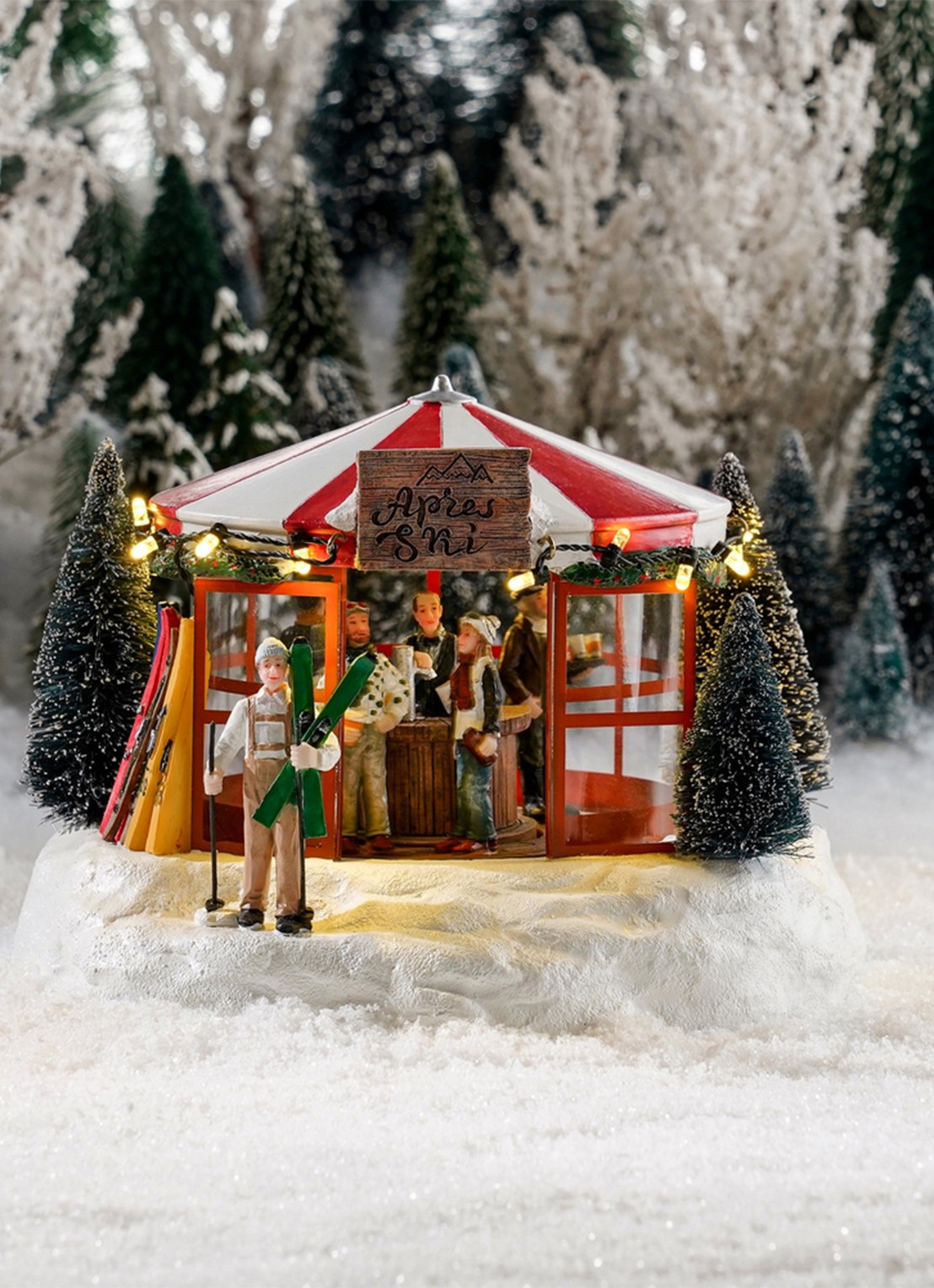 Luville Collectables Apres Ski Bar kerstdorp met verlichting 20 cm - voorkant 2 rood