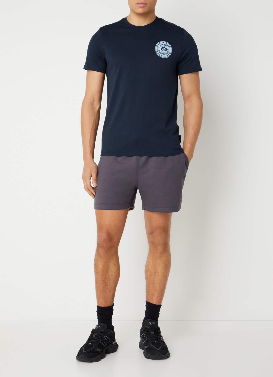 Lyle & Scott Borders T-shirt met logo- en backprint - voorkant 2 donkerblauw