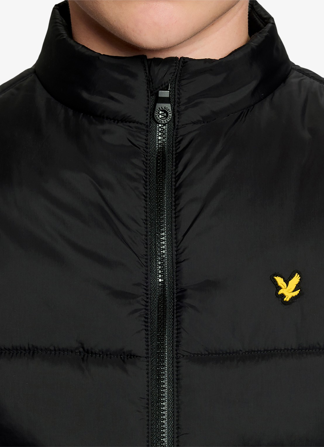 Lyle & Scott Gewatteerde bodywarmer met steekzakken - detail zwart