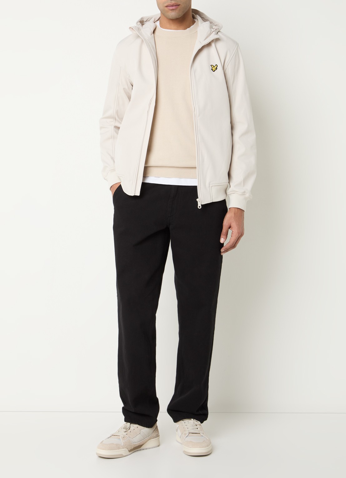Lyle & Scott Softshell jack met capuchon en ritszakken - voorkant 2 beige