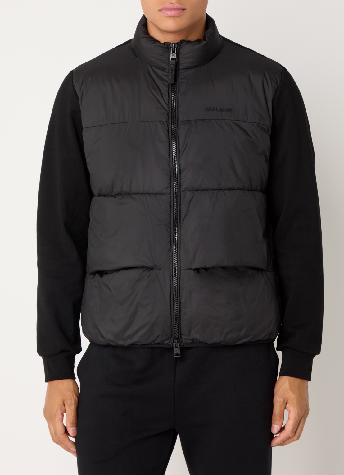 Lyle & Scott Sweatvest met gewatteerd voorpand en logo - detail zwart