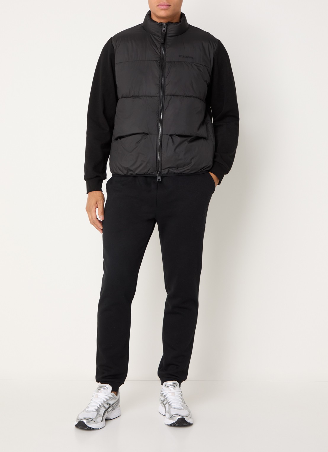 Lyle & Scott Sweatvest met gewatteerd voorpand en logo - voorkant 3 zwart