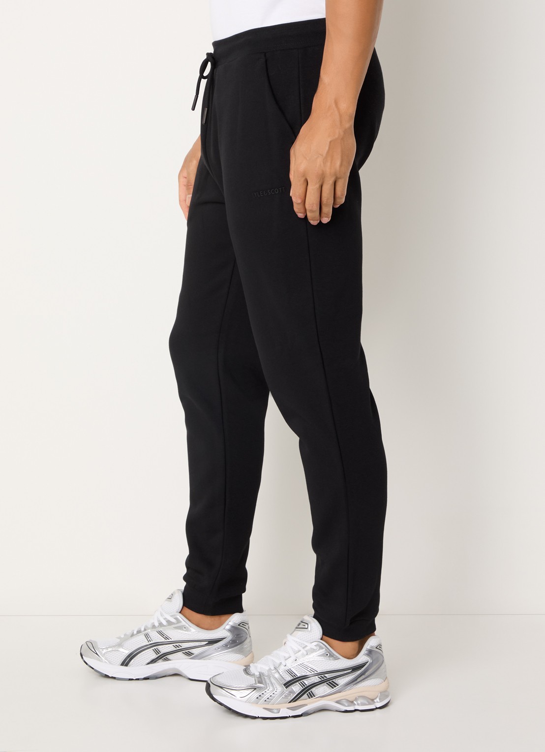 Lyle & Scott Tapered fit joggingbroek met logo en steekzakken - detail 3 zwart