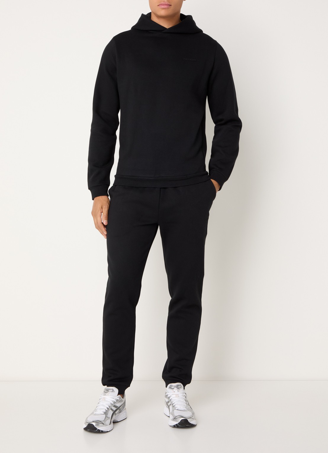 Lyle & Scott Tapered fit joggingbroek met logo en steekzakken - voorkant 5 zwart