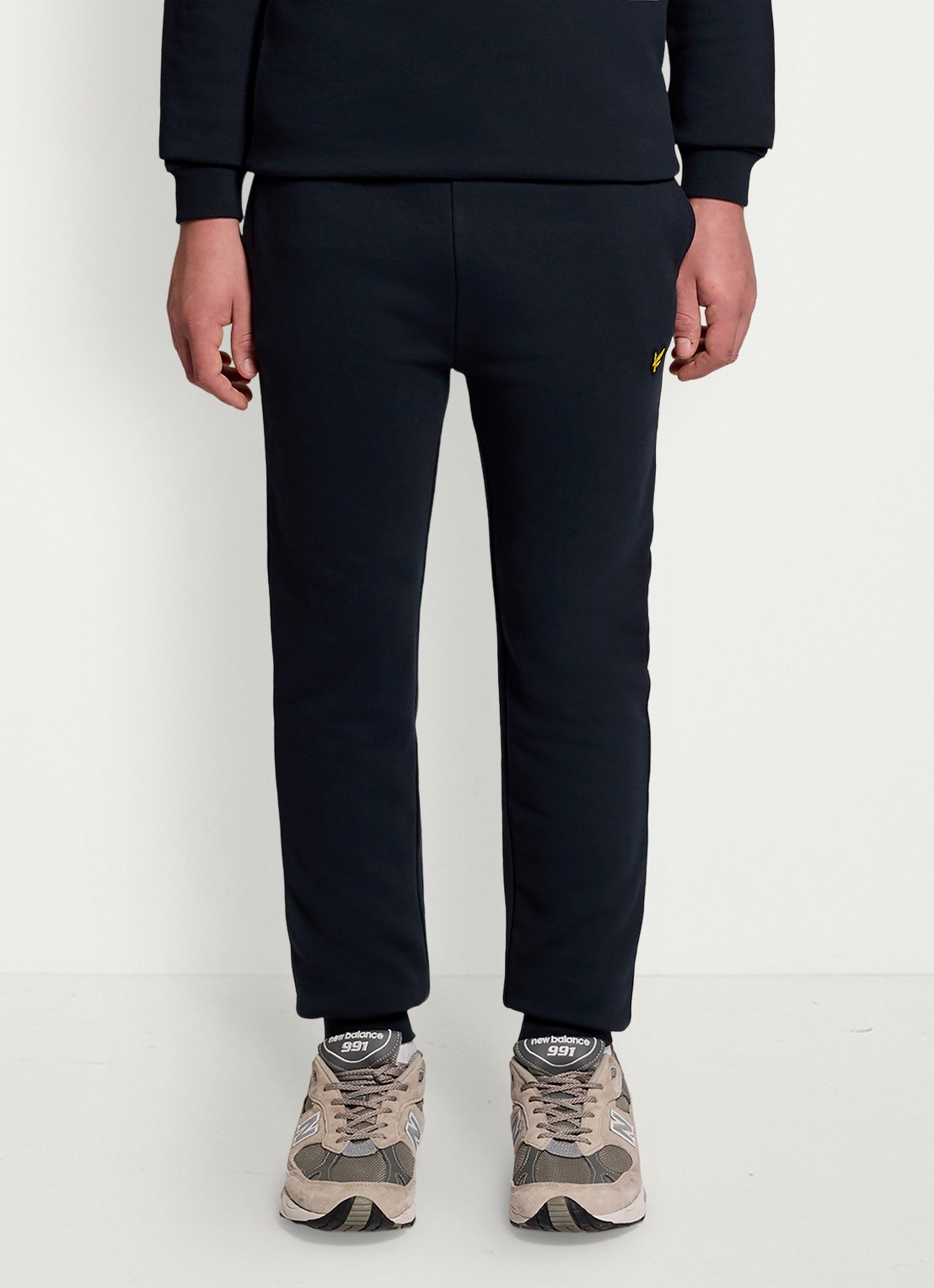Lyle & Scott Tapered fit joggingbroek met logoborduring - voorkant 2 donkerblauw