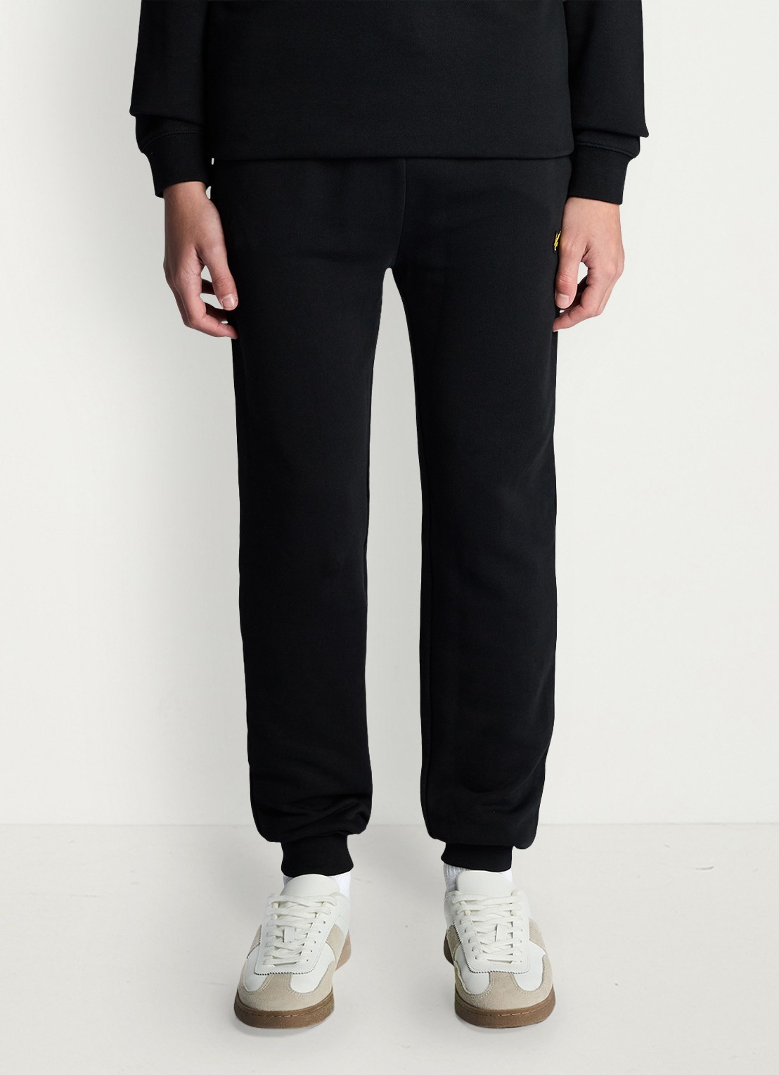Lyle & Scott Tapered fit joggingbroek met logoborduring - voorkant 2 zwart