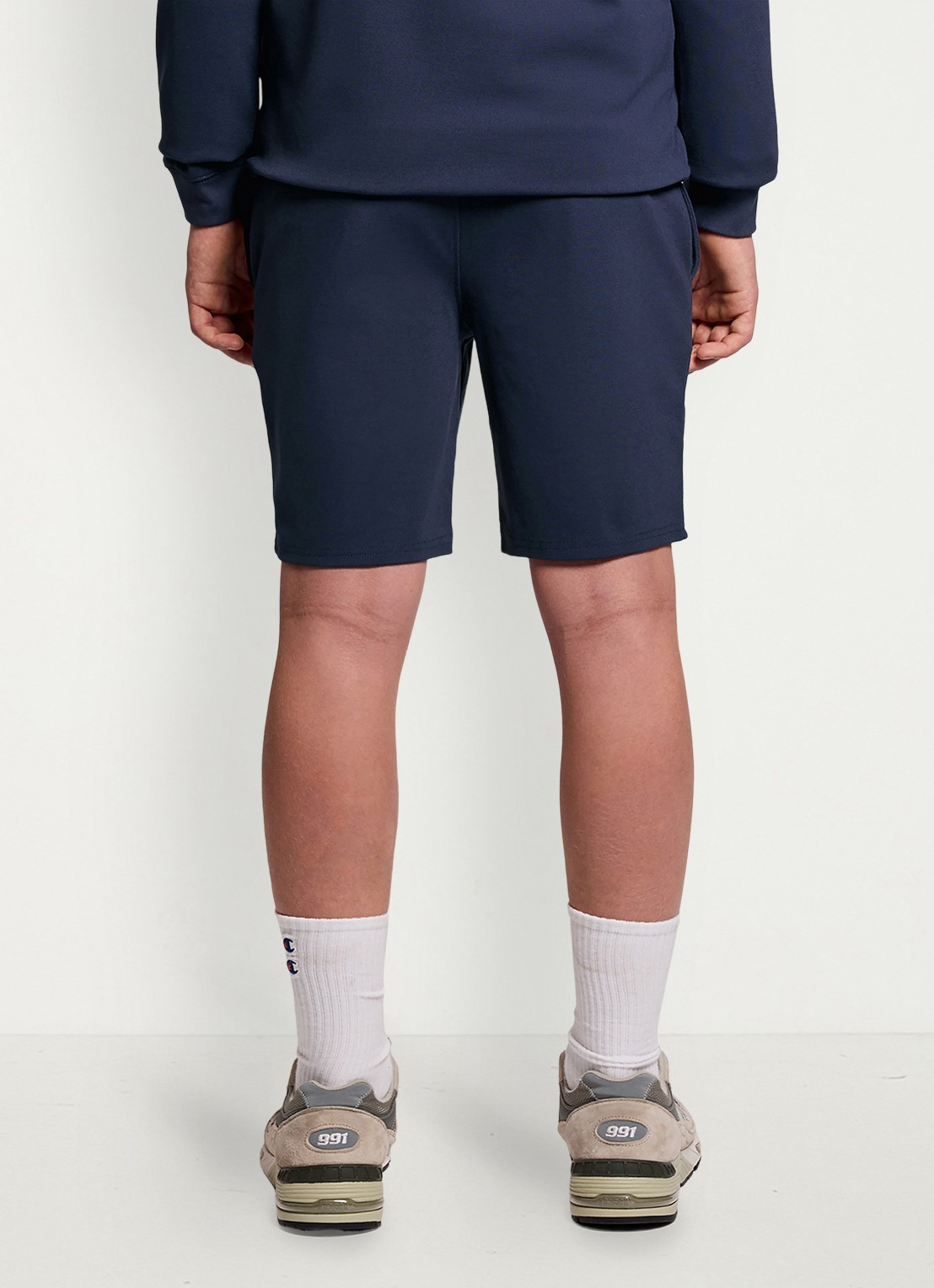 Lyle & Scott Wide fit korte joggingbroek met logoborduring - voorkant 2 donkerblauw
