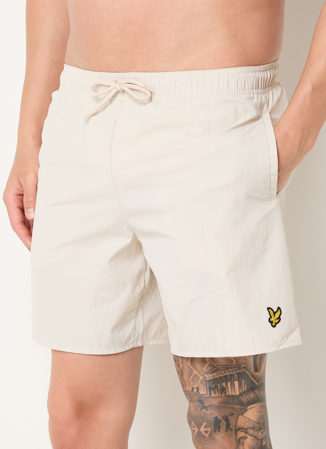 Lyle & Scott Zwemshorts met steekzakken en logo - detail 4 gebroken wit